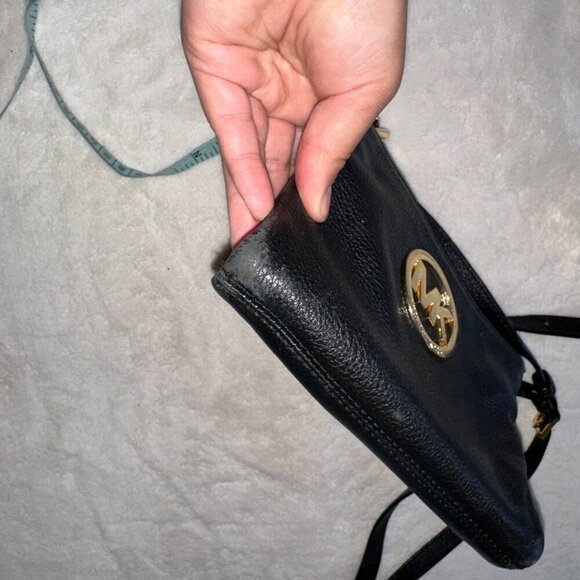 Elevate your style with this stunning Michael Kors crossbody bag. Crafted from l - Picture 12 of 13